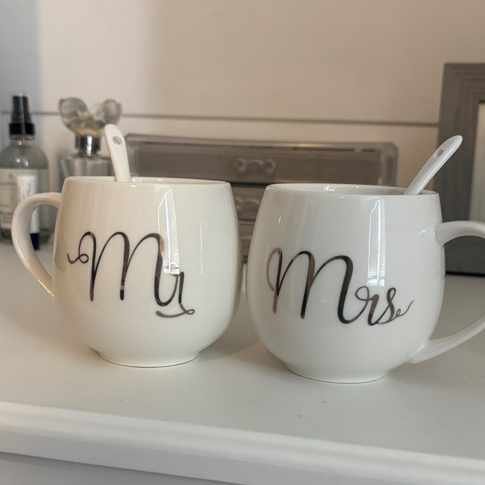 Elegant White Mr. and Mrs. Mug Set